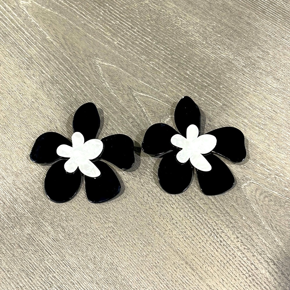 Black and White Petal Flower Earrings (New)